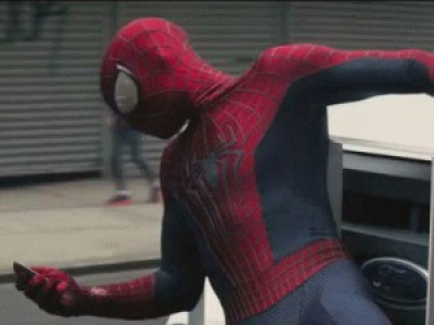 Spider man réponds à un coup de fil 