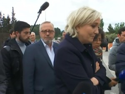 Marine Le Pen trouve porte close devant l'usine Altéo