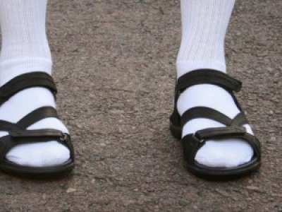 Le port des chaussettes avec sandales interdites dans plusieurs villes