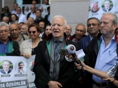 Le procès de journalistes d’un quotidien anti-Erdogan s’ouvre en Turquie