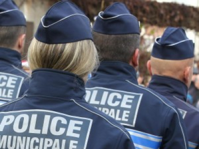 Non, le port du voile dans la police ne sera pas bientôt autorisé en France