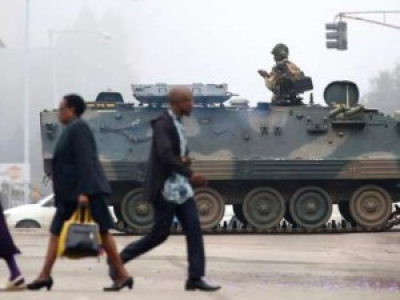 Le Zimbabwe se réveille dirigé par des militaires.

