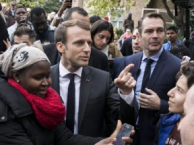 Macron se fait des copains parmi les demandeurs d'asile