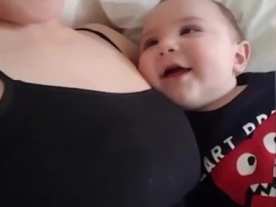 Bébé qui fait rire sa mère