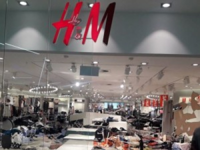 Des magasins H&amp;M vandalisés en Afrique du Sud après une publicité jugée raciste 