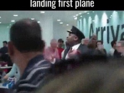 Ce pilote est fier d'avoir posé un avion suite à son premier vol 