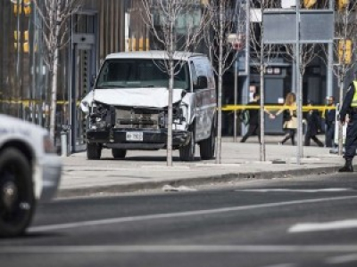 Une camionette-belier tue 10 personnes à Toronto