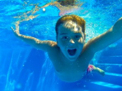 Les piscines publiques sont pleines de germes potentiellement dangereux