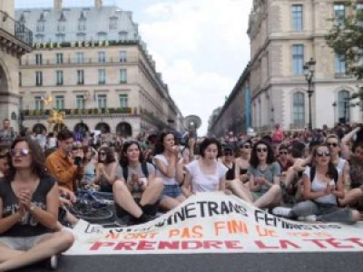 A Paris, un cortège de tête animé veut repolitiser la Marche des fiertés