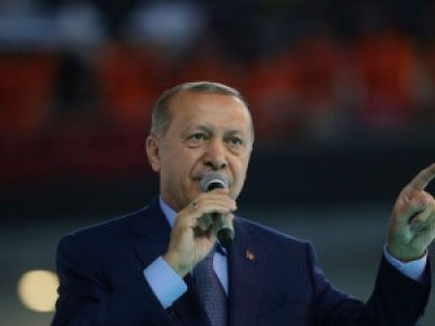 Erdogan affirme que la chute de la livre est due à &quot;un complot politique&quot;