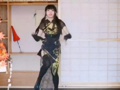 Danse d'une asiate cute en cosplay