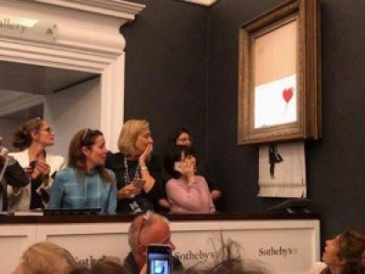 Une œuvre de Banksy s'autodétruit en pleine vente aux enchères.