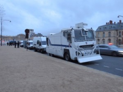 Quand les forces de police se font balader à Versailles par les gilets jaunes