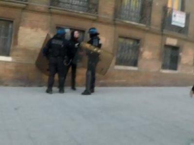 Des policiers contrôlent un sac puis essaye de partir sans le rendre 
