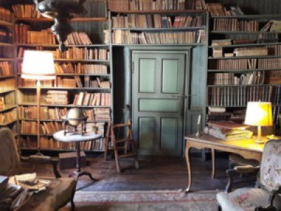 Une bibliothèque vieille de 200 ans retrouvée intacte dans une maison abandonnée.