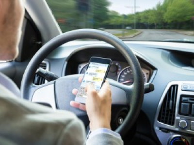 Téléphoner au volant pourrait bientôt vous coûter votre permis de conduire
