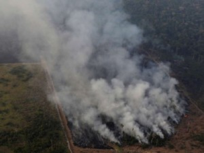 Incendies en Amazonie : le monde inquiet, passe d’armes entre Macron et Bolsonaro