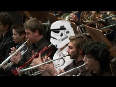 Le thème star wars par un orchestre philharmonique.