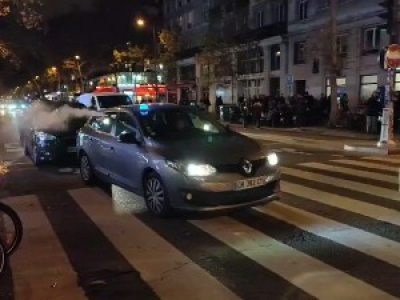 Des flics aspergent les trottoirs à Paris depuis leur voiture banalisée.