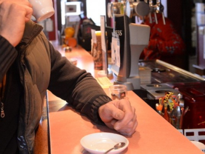 Nantes: Un client gifle une serveuse car elle lui a servi le café de la main gauche