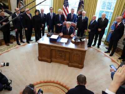 Coronavirus.Donald Trump signe un plan de relance “historique” de 2 200 milliards de dollarsllars