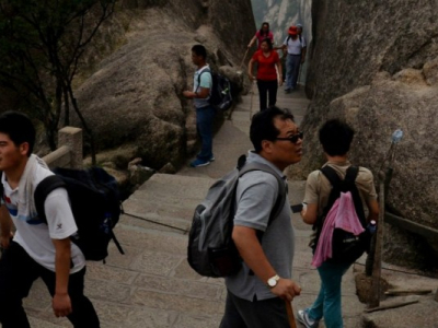 Chine: Les sites touristiques pris d'assaut malgré un risque encore élevé.