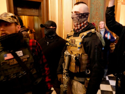Contre le confinement dans le Michigan, des hommes armés envahissent le Capitole
