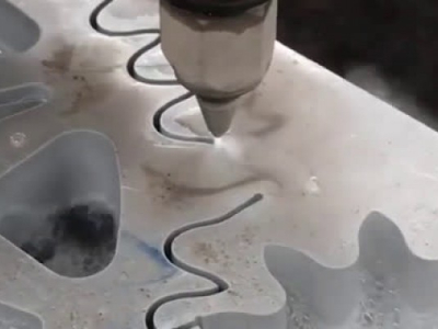Découpe au jet d'eau de pignons en aluminium pour la formule e. 