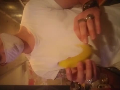 J'ai dû faire un tuto vidéo pour expliquer à un pote comment ouvrir correctement une banane. Pas par la tige, mais en pinçant l'autre côté, comme le font les singes.