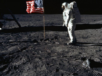 *Il est désormais interdit par la loi américaine de s'introduire sur les sites d'alunissage des missions Apollo.*