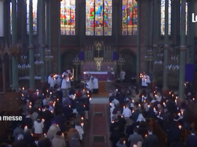 Une messe de Pâques dans une église de Paris, beaucoup de fidèles et très peu de masques