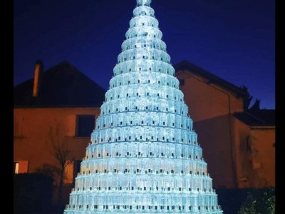 Un village de Dordogne crée un sapin de Noël géant avec des centaines de bouteilles de vin