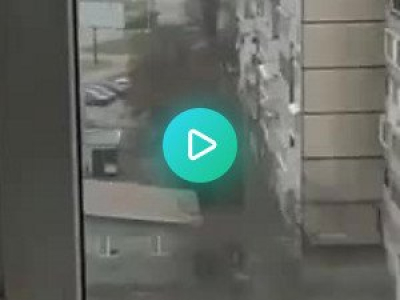 Un char russe écrase délibérément une voiture, le conducteur survit

