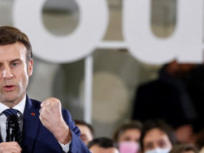 Macron a commencé sa campagne par un “grand débat” à Poissy. 
