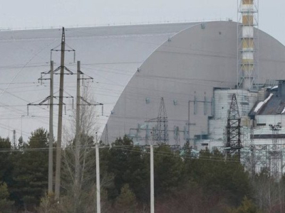 Lors de la prise du réacteur accidenté de Tchernobyl, des soldats russes ont, selon deux employés ukrainiens de la centrale, conduit leurs véhicules sans équipement de protection à travers une zone particulièrement contaminée. Selon leurs propres déclarations, les Ukrainiens étaient en service sur p