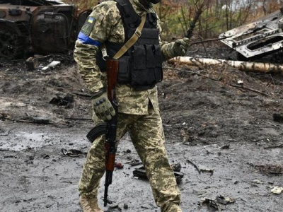 Des images montrent des soldats ukrainiens achevant des militaires russes
