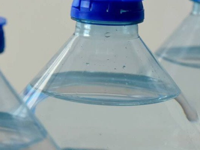 Pollution : Oui, des microparticules de plastique ont bien été retrouvés dans des bouteilles d'eau