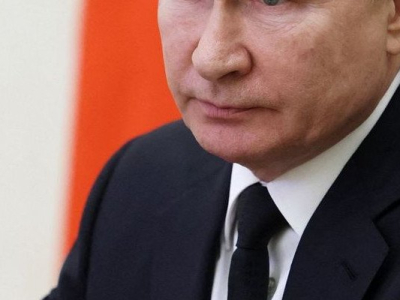 Poutine reconnaît un conflit &quot;long&quot; en Ukraine et relativise le recours à l'arme nucléaire
