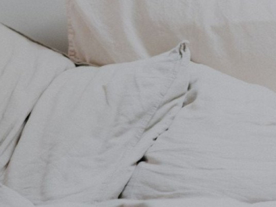 Si vous dormez nu, il doit y avoir des excréments dans votre lit