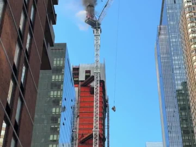 Une grue en feu s'est effondrée sur un immeuble à New York.