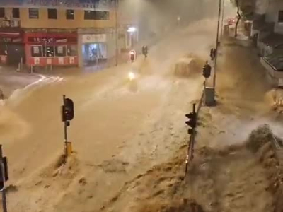 Inondations massives à HongKong après des pluies torrentielles record.