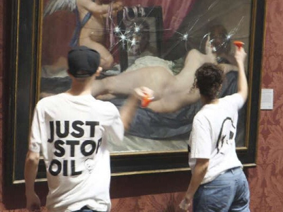 Des écologistes attaquent au marteau un tableau de Velazquez
