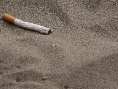 Tabac: l'interdiction de fumer va être étendue aux plages, parcs et abords de lieux publics.