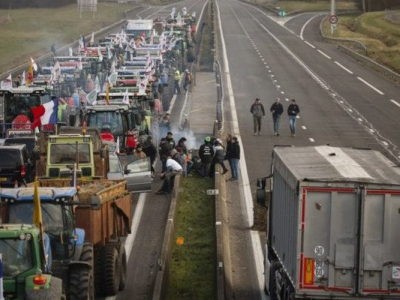 Prague veut une réponse forte face aux agriculteurs français ayant attaqué des camions tchèques