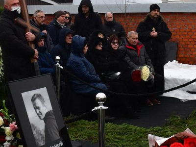 Russie : la foule scande &quot;Non à la guerre !&quot; près du cimetière où est enterré Alexeï Navalny