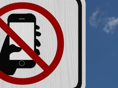Une commune française interdit l’usage du smartphone dans l’espace public