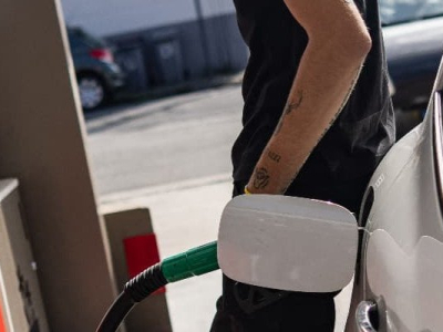 Pourquoi, depuis 10 ans, l'essence a deux fois plus augmenté en France qu’en Allemagne ou en Italie