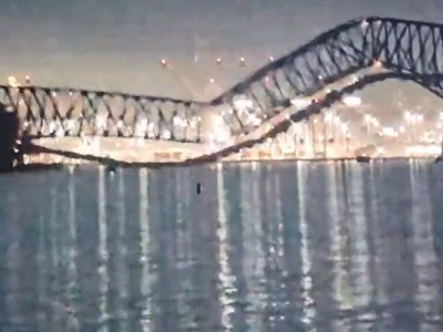 Un pont percuté par un navire s'effondre à Baltimore.