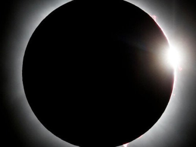 « L’apocalypse est là » : effrayée par l’éclipse, une astrologue américaine tue son conjoint et jette ses enfants de voiture