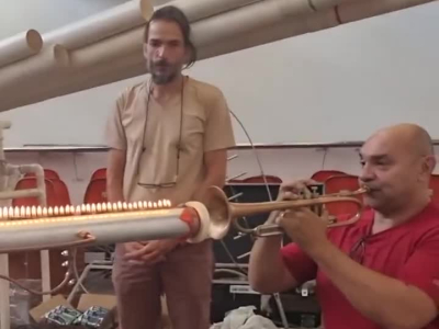 Le trompettiste brésilien Moises Alves a utilisé le feu pour visualiser les ondes sonores. Jouant un solo de Jazz sur 100 petites flammes qui dansent sur sa mélodie.